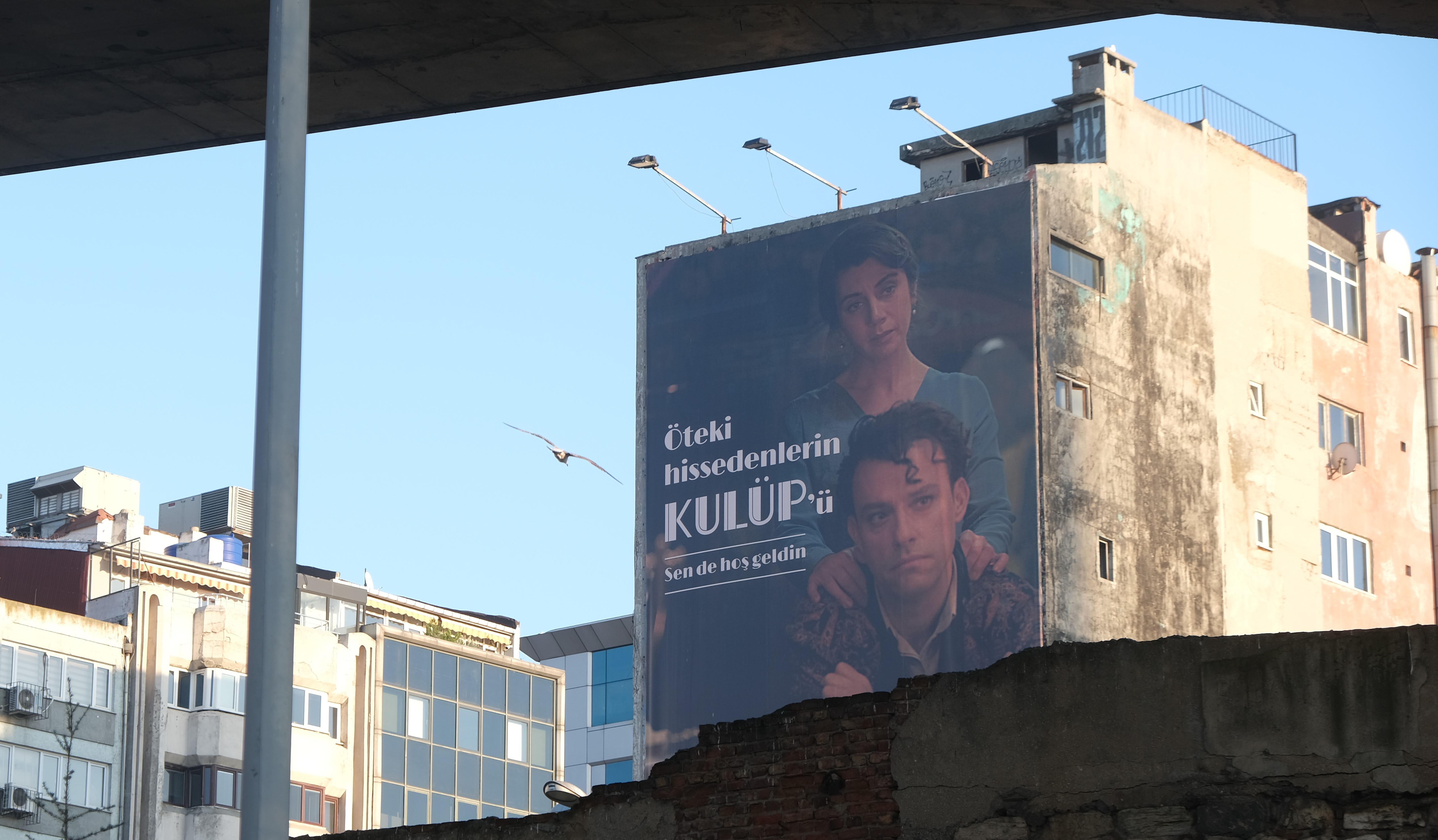 إعلان مسلسل "النادي" من نيتفليكس على جانب أحد المباني في اسطنبول - تركيا. Hoarding advertising Netflix' "The Club" series on the side of a building in Istanbul (photo: Volkan Kisa)