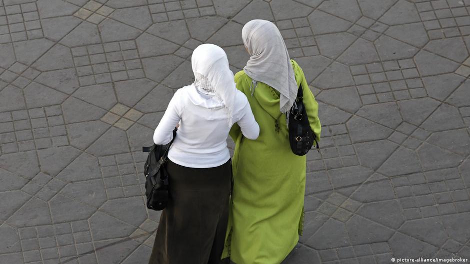 امرأتان مغربيتان في مكان عام. Marokkanische Frauen im öffentlichen Raum: (Foto: Picture-alliance/imagebroker)