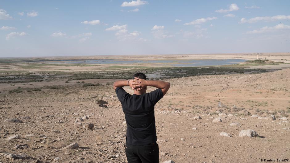 بعد الجفاف الشديد لم يتبقَ الكثير من هذه البحيرة في سوريا، التي كانت ذات يوم خزانا مهما للمياه.