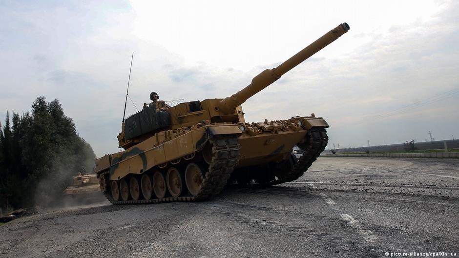 دبابة ليوبارد تركية في شمال سوريا. Turkish Leopard tank in northern Syria (photo: picture-alliance/dpa/Xinhua)