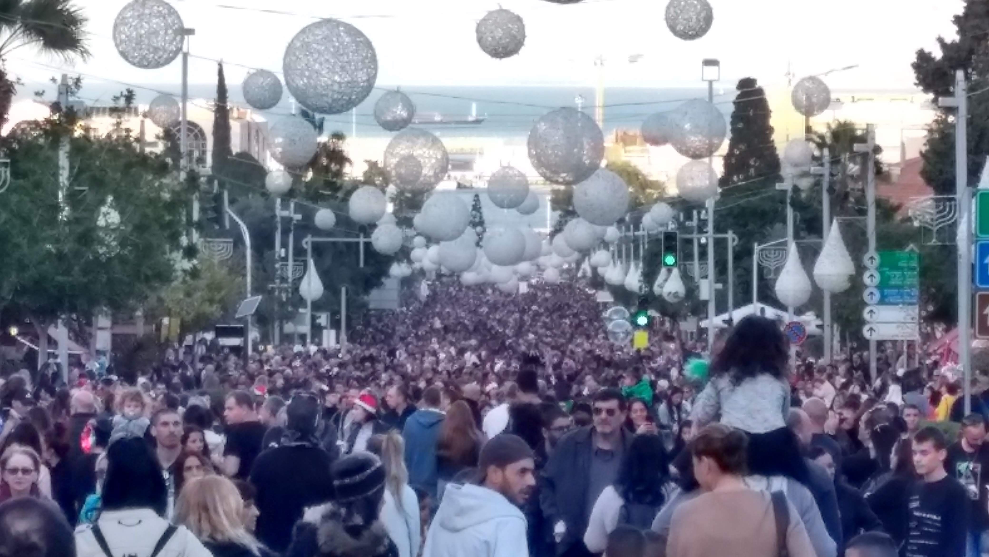 حشود في مهرجان عيد الأعياد في حيفا. Crowds attend Haifa's Holiday of Holidays (photo: Noam Yatsiv)