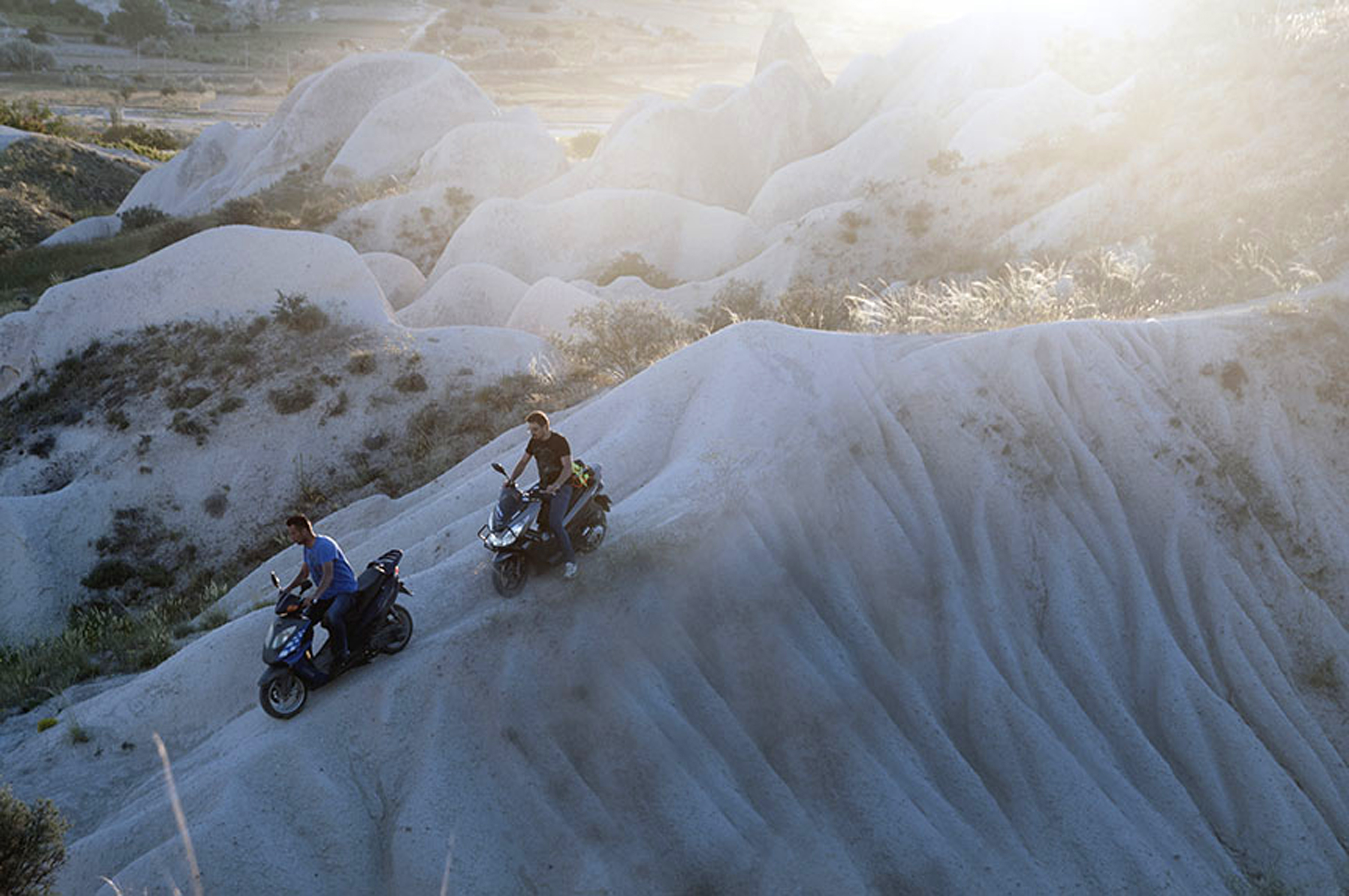 Motorräder fahren einen Abhang in Kappadokien hinunter; Foto: Sugato Mukherjee