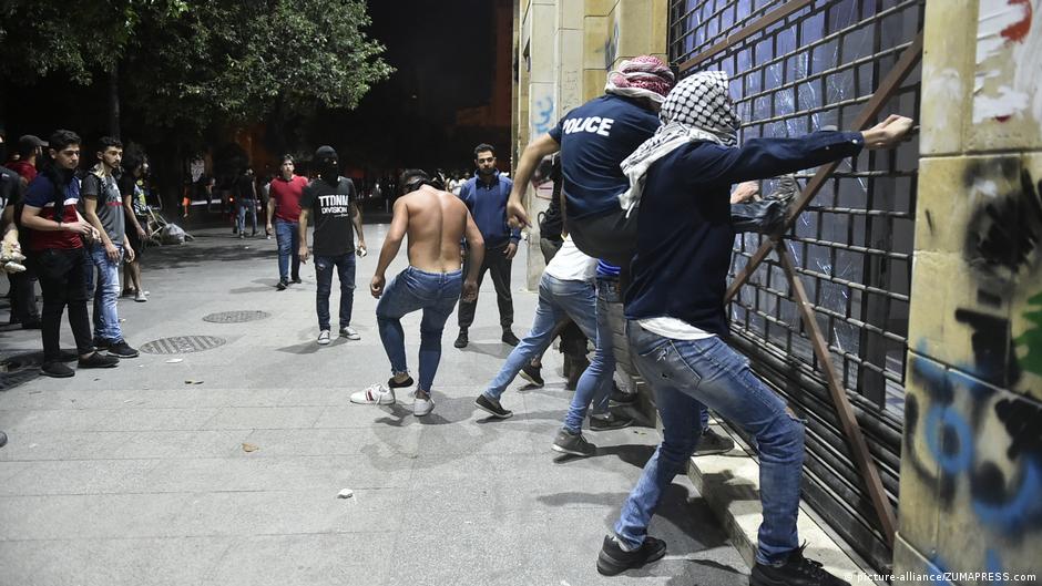 Demonstrators attempt to break into Beirut's shops during protests in June 2020 (photo: picture-alliance/ZUMAPRESS)