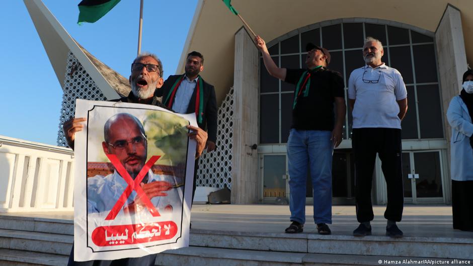 محتجون في طرابلس يعبرون عن رفضهم لترشح سيف الإسلام القذافي للرئاسة (15 نوفمبر تشرين الثاني 2021)
