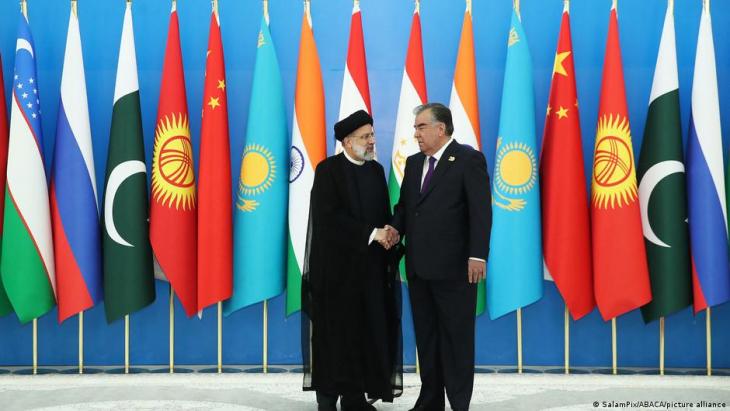 Iran's President Ebrahim Raisi (left) and his Tajik counterpart Emomali Rahmon at the summit of the Shanghai Cooperation Organisation in Dushanbe, Tajikistan (photo: Salam Pix/Abaca/picture-alliance)