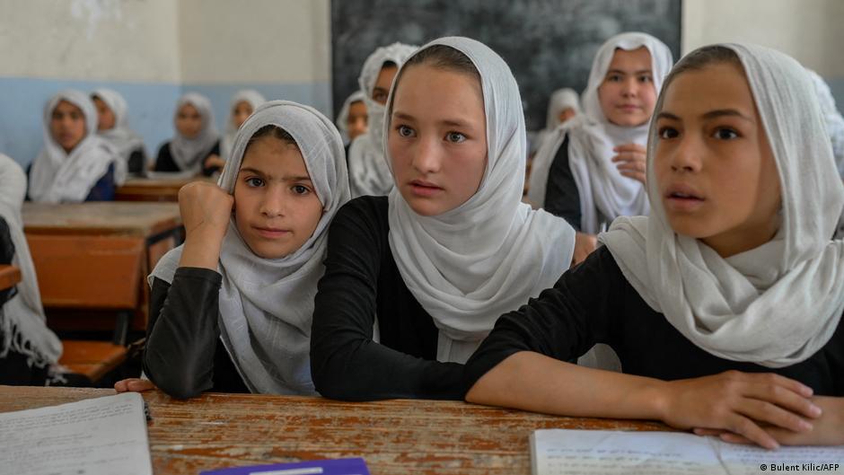 Afghan girls in a classroom (photo: Bulent Kilic/AFP)