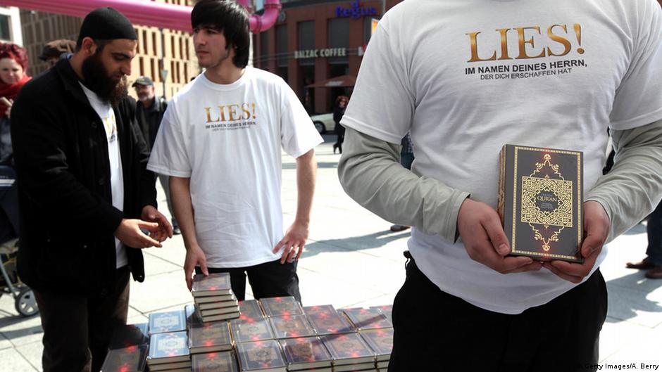Members of the Salafist group 'The True Religion' hand out copies of the Koran in Germany - "Lies!" means "Read!" in German (photo: A. Berry/Getty Images) 