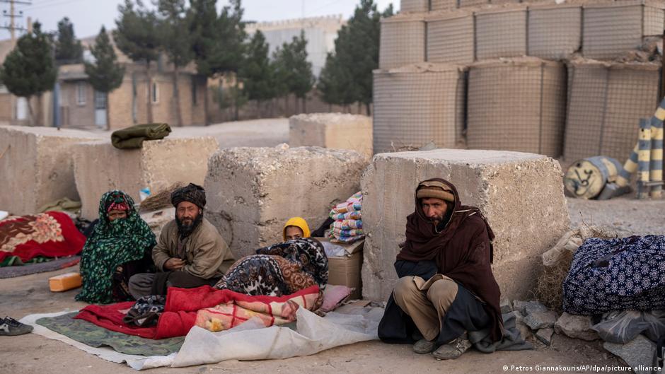 تزايد معدل الفقر في أفغانستان منذ سيطرة طالبان فيما يهدد الجفاف حياة الملايين في هذا البلد الفقير. 