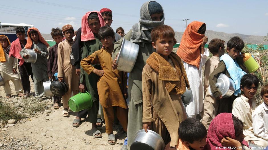 لآجئون أفغان في باكستان يواجهون أزمة غذائية حادة. Pakistan Fluechtlinge Afghanistan humanitäre Krise Symbolbild FOTO Getty Images