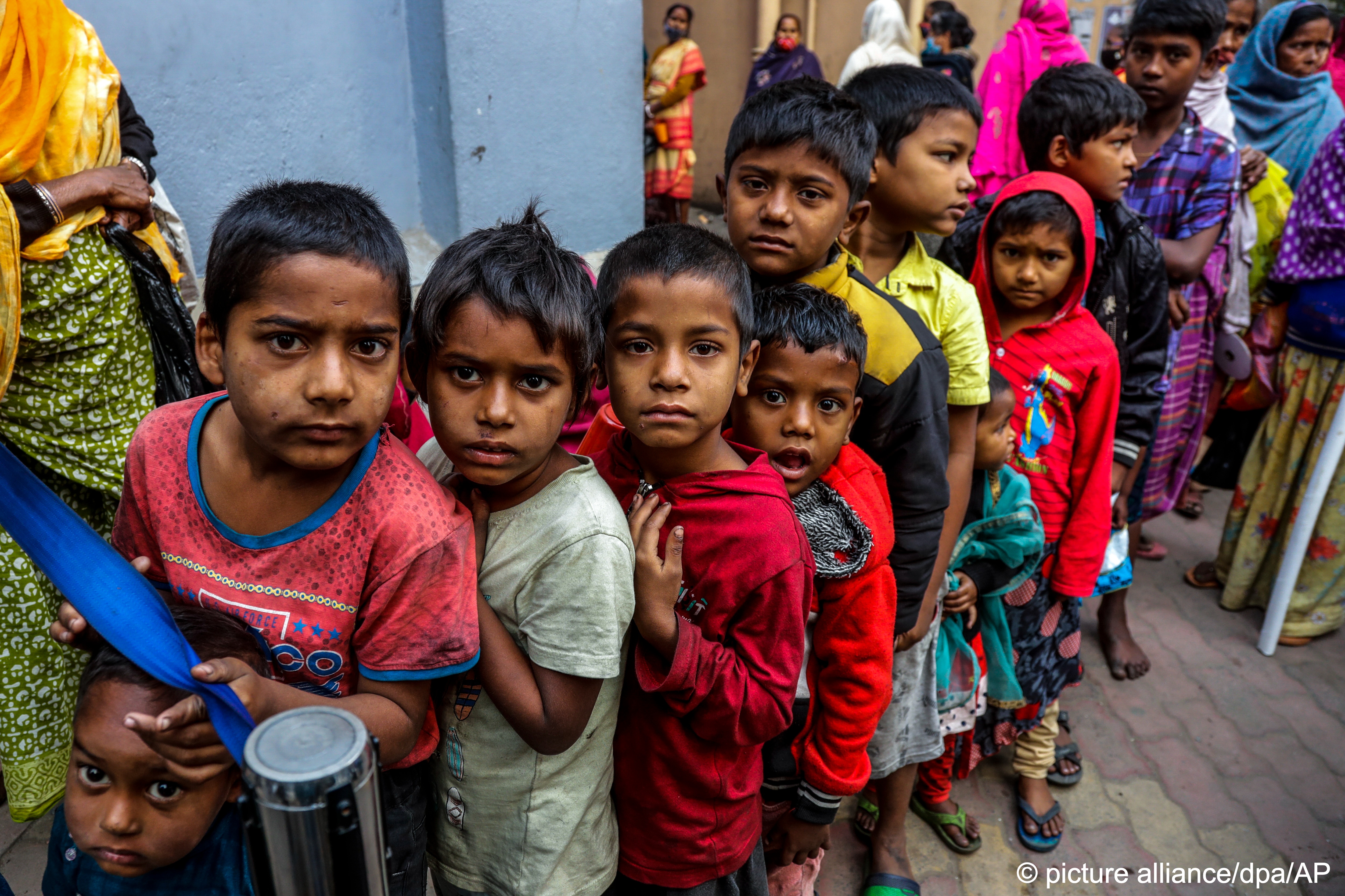 Homeless children in India queue to receive a morning meal from the Missionaries of Charity, an order founded by Mother Theresa (photo: picture alliance/dpa/AP/Bikas Das)