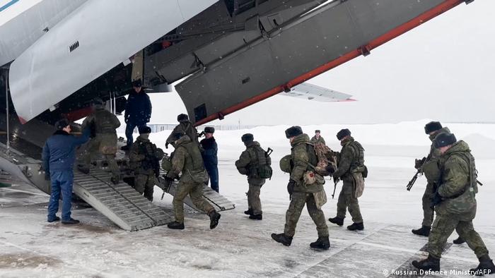 Russische Fallschirmjäger beim Abflug