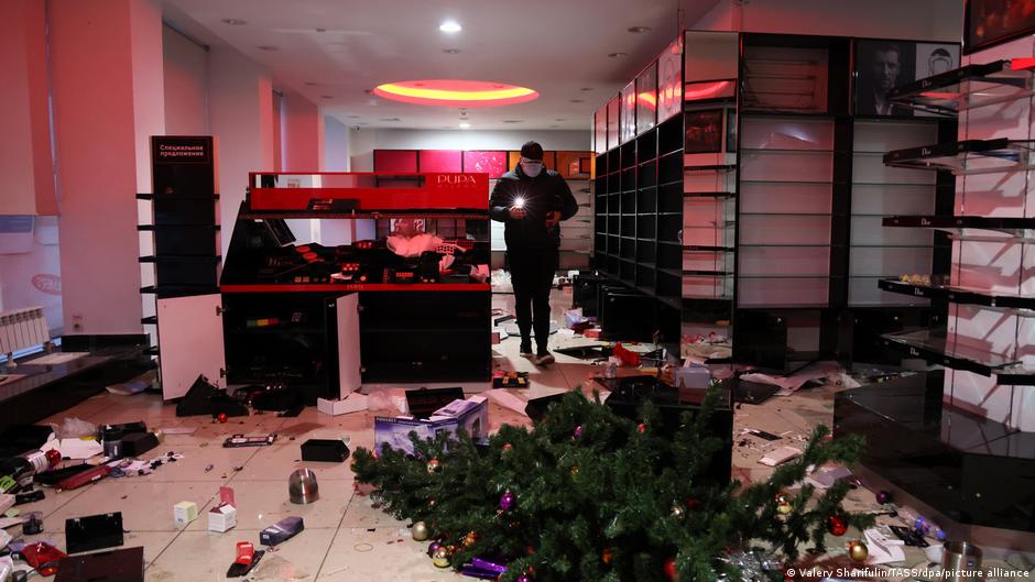 Shops in Almaty were also looted during the riots (photo: Valery Sharifulin/TASS/dpa picture-alliance)
