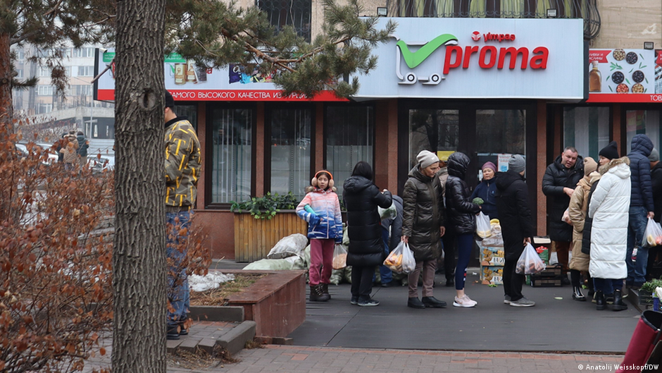 Menschen vor einem kleinen Laden in Almaty; Foto: Anatolij Weisskopf/DW