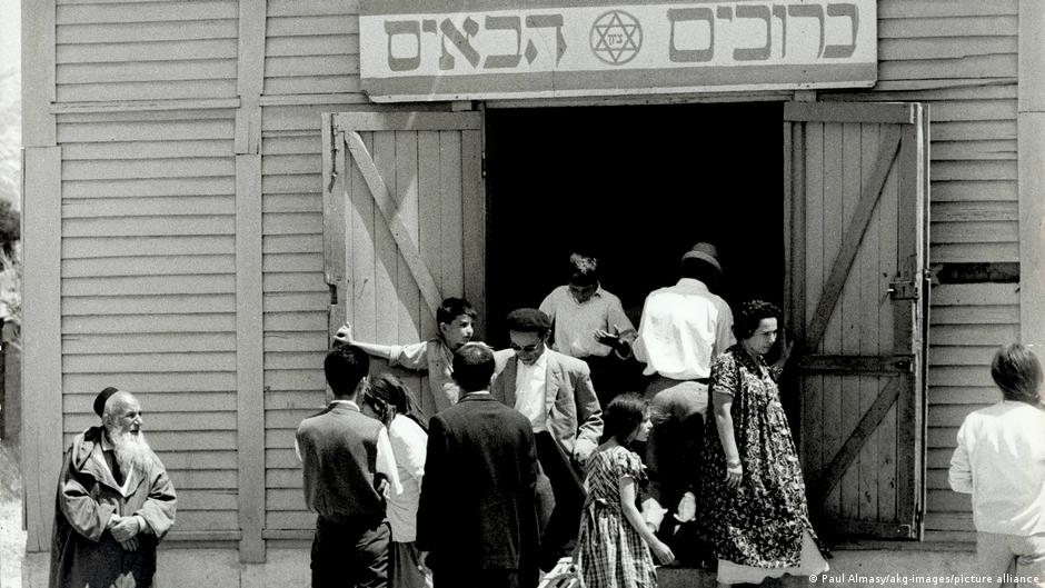 Jüdisches Flüchtlingslager 1962 in Marseille. Nach der Unabhängigkeit Algeriens flohen viele Juden nach Frankreich. (Foto: Paul Almasyak-Images/picture alliance). 