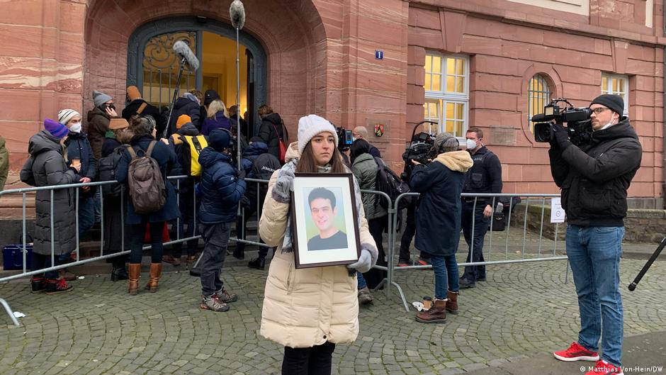 Samaa Mahmoud with a picture of her uncle in front of the courtroom in Koblenz (photo: Matthias von Hein/ DW)
