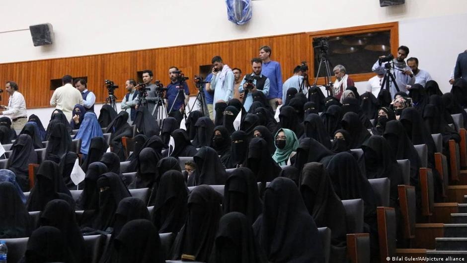 نساء يُحَضِّرْنَ حدثاً لدعم طالبان في جامعة كابول في 9 سبتمبر 2021. Women attend an event in support of the Taliban at Kabul University on 9 September 2021 (photo: Bilal Guler/AA/picture-alliance) 