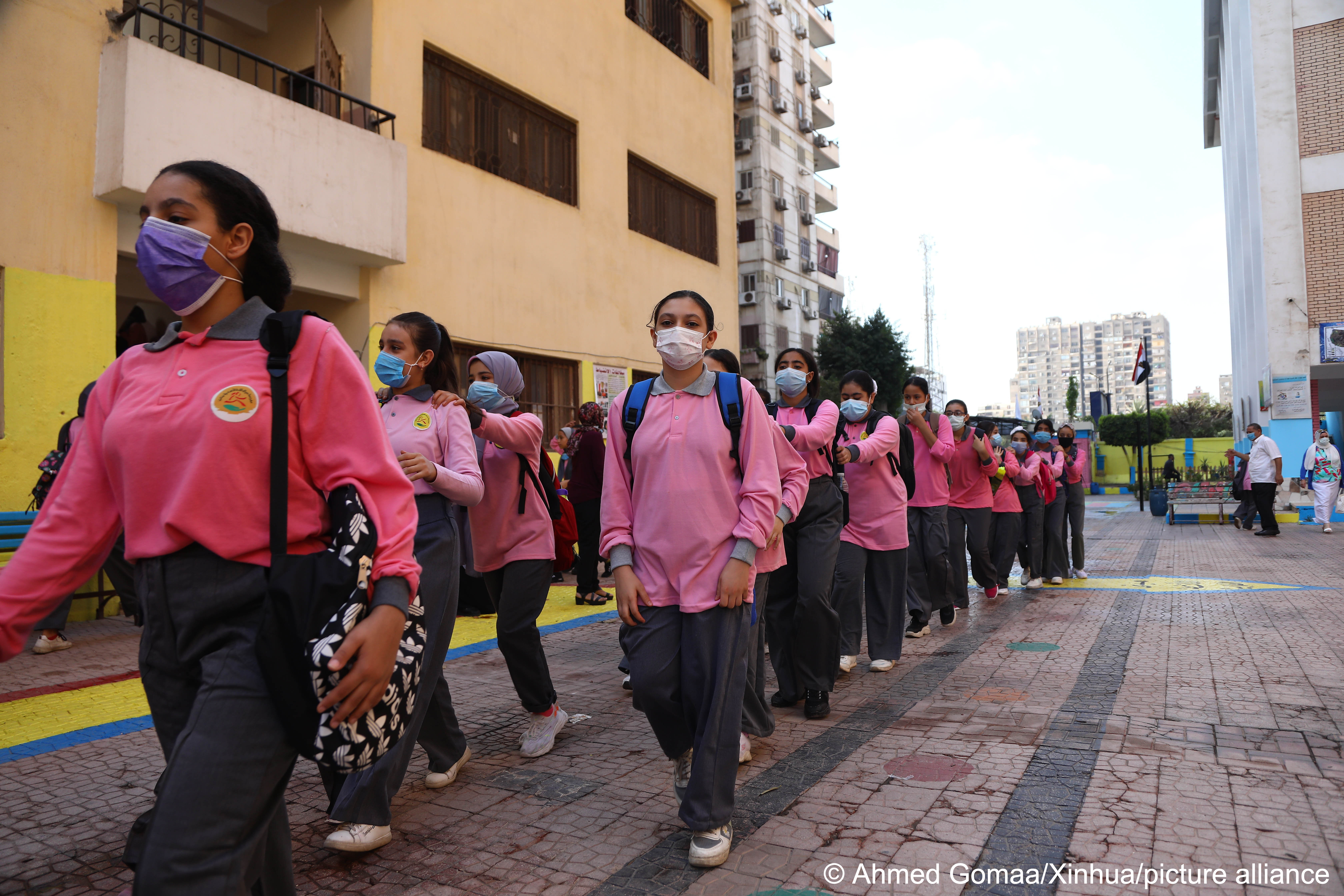 Schoolgirls wearing face masks form a queue outside a school in the Egyptian capital Cairo on 10 October 2021 (photo: Ahmed Gomaa / Xinhua News Agency/ picture alliance)