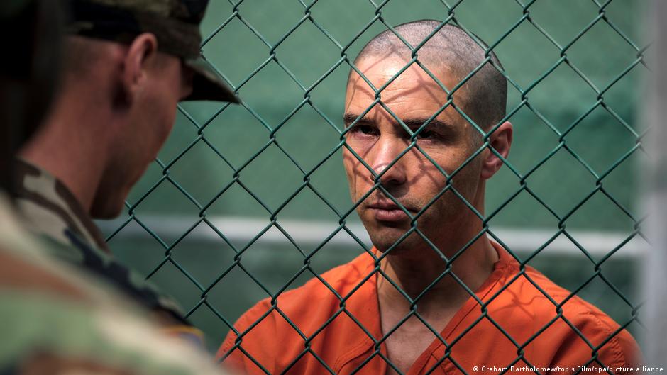 Still from the film "The Mauritanian", based on Mohamedou Ould Slahi's account of life in Guantanamo (photo: Graham Bartholomew/tobis film/dpa/picture-alliance)