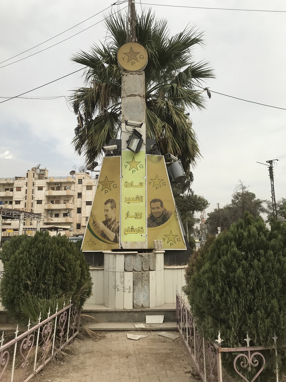 Der Märtyrerplatz im Zentrum von Qamishli mit einem Denkmal für die im Kampf gegen den IS gefallenen Mitglieder der kurdischen Volksverteidigungseinheiten (YPG). (Foto: Kristin Helberg)