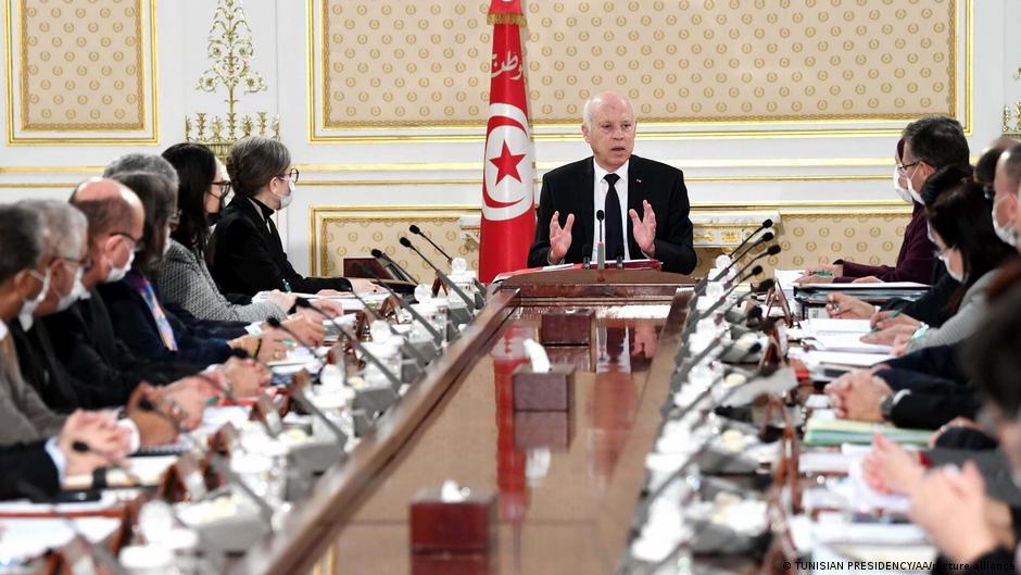 Der tunesische Präsident Kais Saied bei einer Kabinettssitzung im Dezember 2021. (Foto: TUNISIAN PRESIDENCY/AA/picture alliance)