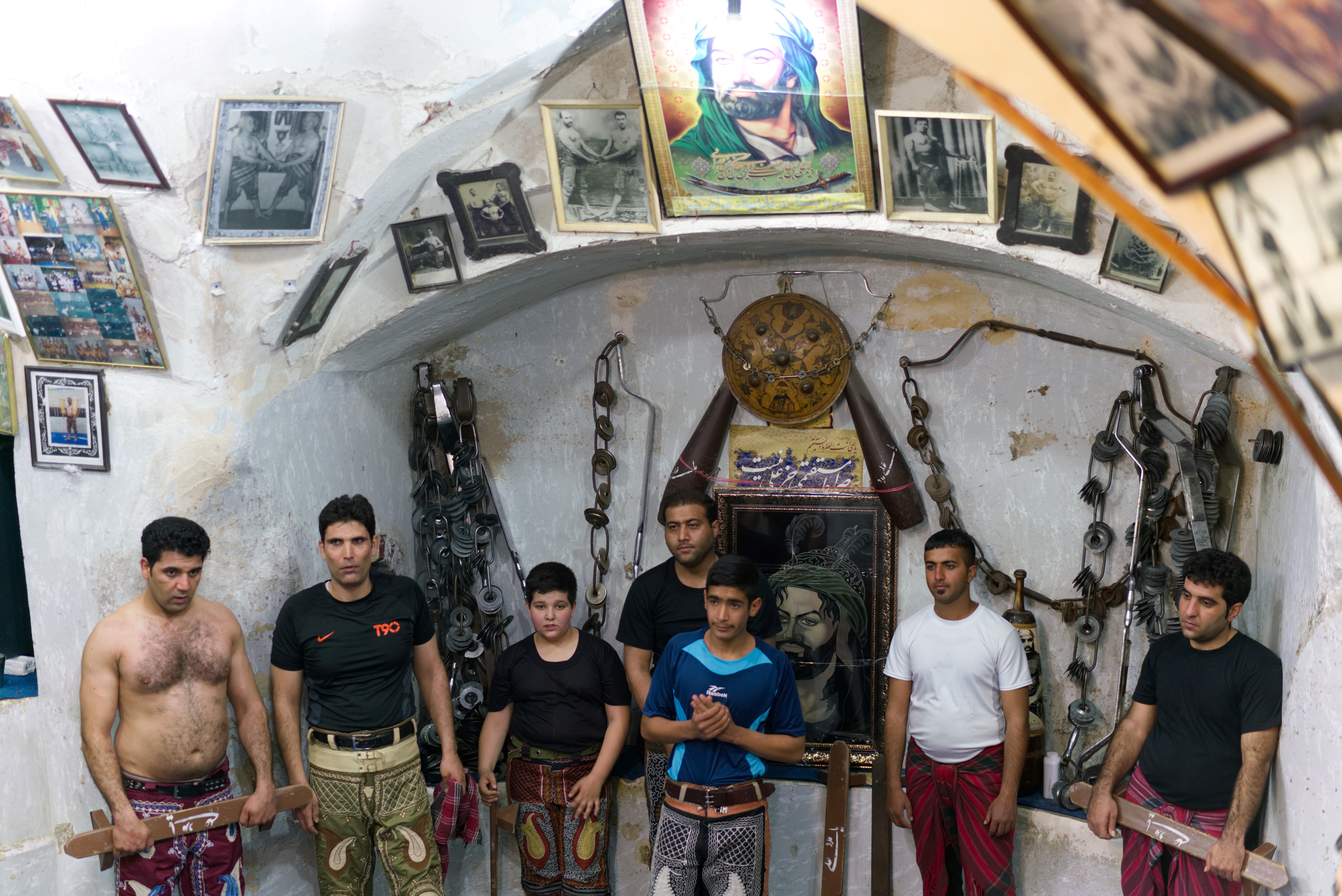 الزورخانه أندية لرياضة الروح والجسد في إيران. Members of a zurkhaneh in Shiraz, beneath an image of Imam Ali, pahlevan par excellence (photo: Marian Brehmer)