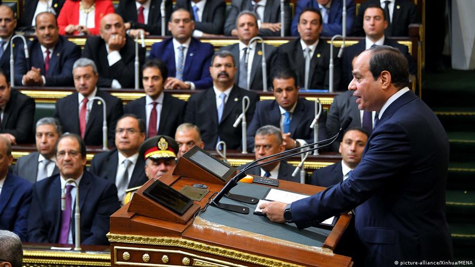 Der ägyptische Präsident Abdel Fattah al-Sisi im nationalen Parlament; Foto: picture-alliance/Xinhua/MENA