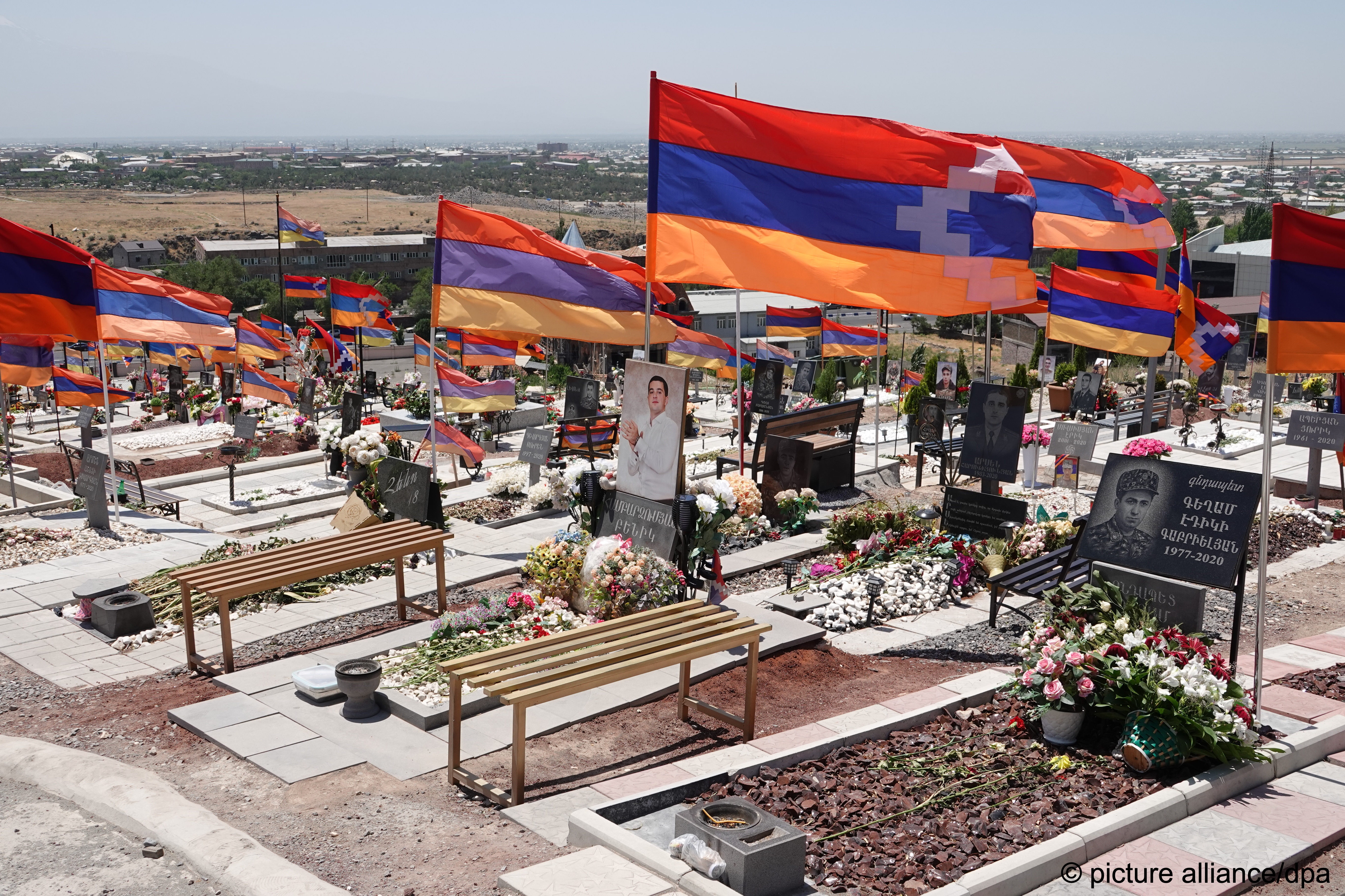Graves of Armenian soldiers killed during the Nagorno-Karabakh conflict with Azerbaijan in autumn 2020 (photo: picture-alliance/dpa)