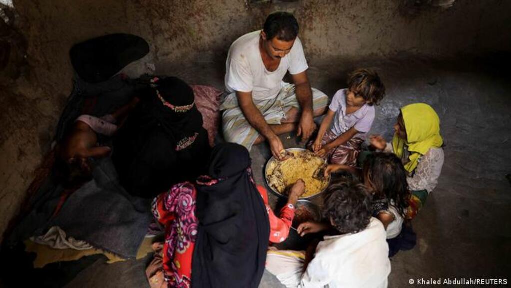 Jemen - Abholzung der Wälder. Ali al-Emadi sitzt neben seiner Frau und seinen Kindern um eine Platte mit Reis und Fleisch; Foto: Khaled Abdullah/REUTERS