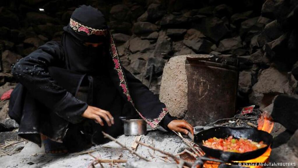 Jemen - Abholzung der Wälder. Die Tochter von Ali al-Emadi kocht Reis auf einer Feuerstelle;Foto: Khaled Abdullah/REUTERS