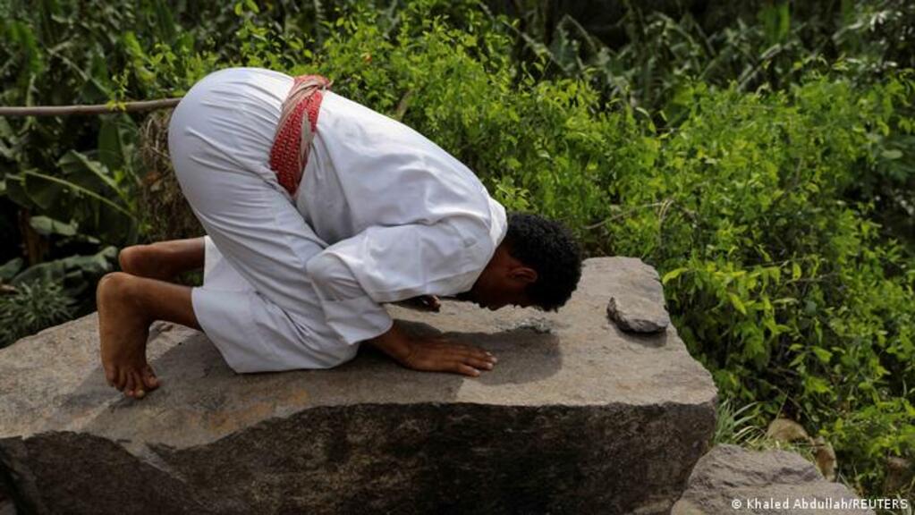  Jemen - Abholzung der Wälder. Sulaiman Jubran betet in der Natur; Foto: Khaled Abdullah/REUTERS