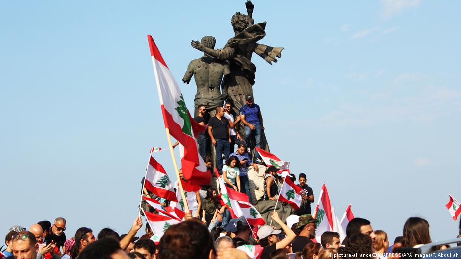 Lebanese protesters demonstrate against corruption and the political status quo in October 2019 (photo: picture-alliance/Zuma Press)