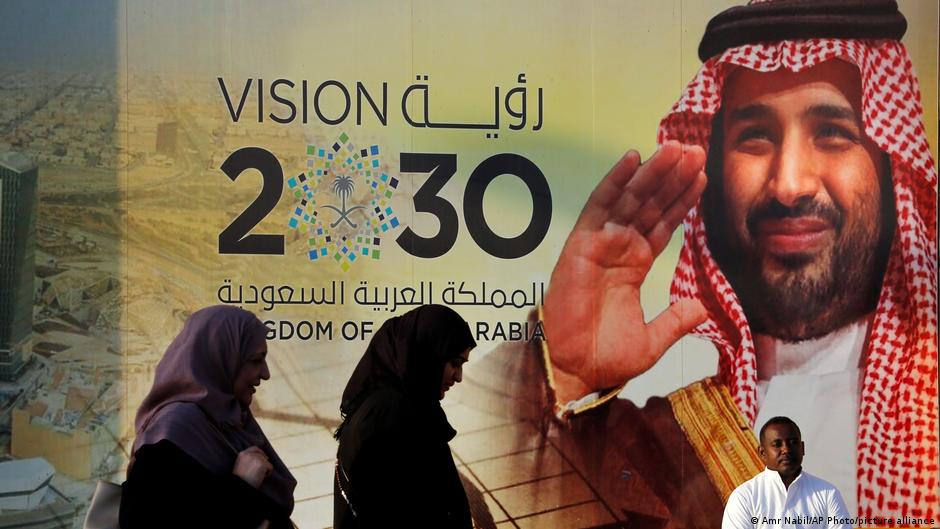 ولي العهد السعودي الأمير محمد بن سلمان وَ "رؤية 2030": Der saudische Kronprinz Mohammed bin Salman und die "Vision 2030"; Foto: Amr Nabil/AP Photo/picture-alliance