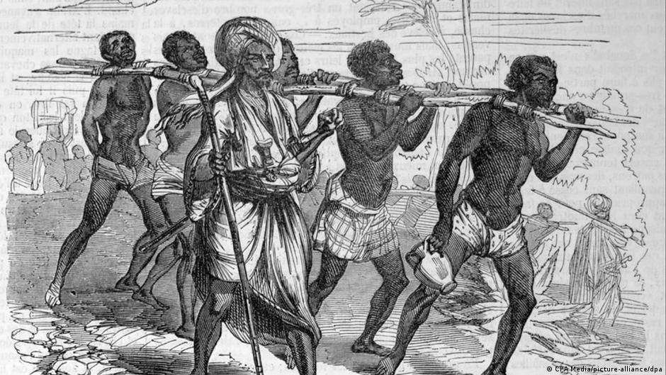 يقدر المؤرخون أنه خلال القرن التاسع عشر جلب ما بين 800 ألف شخص و 1.2 مليون من الأفارقة كعبيد إلى منطقة الخليج العربية.