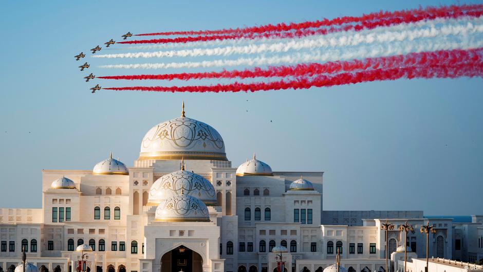 Military jets perform a fly-by over Abu Dhabi in the Turkish colours of red and white to mark the official visit of Recep Tayyip Erdogan to the United Arab Emirates (photo: DHA)