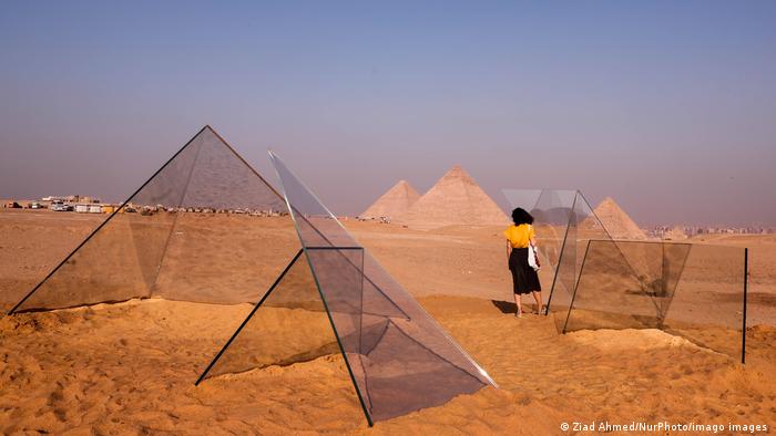 Besucher betrachten eine Kunstinstallation vor den Pyramiden in Gizeh, Ägypten, am 25. Oktober 2021
