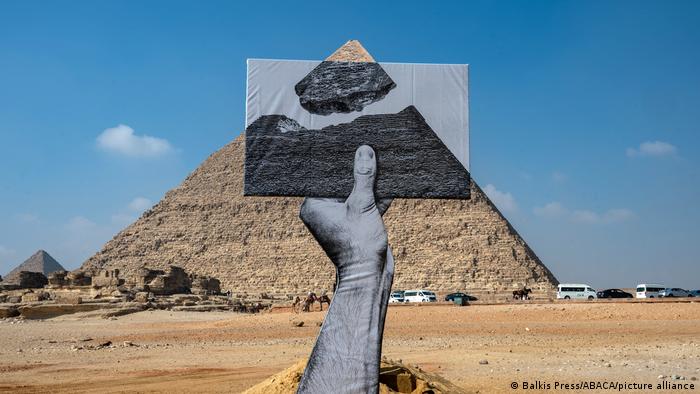 Eine Installation mit Blick auf die Pyramiden auf dem Gizeh-Plateau in der Nähe von Kairo, Ägypten, am 25. Oktober 2021