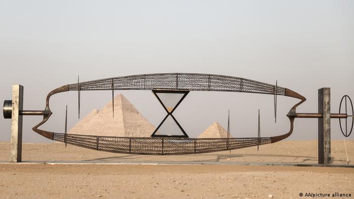 Ein Blick auf die Installation während der Ausstellung "Forever Is Now" bei den Pyramiden von Gizeh in Kairo, Ägypten, am 23. Oktober 2021