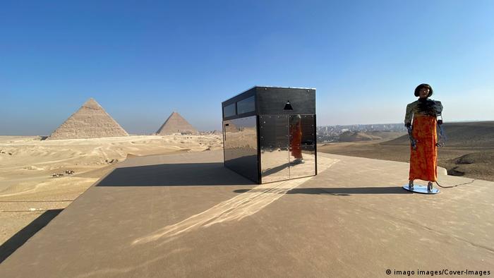 Ai-Da Robot, der erste ultrarealistische humanoide Roboterkünstler der Welt bei den großen Pyramiden von Gizeh, Ägypten