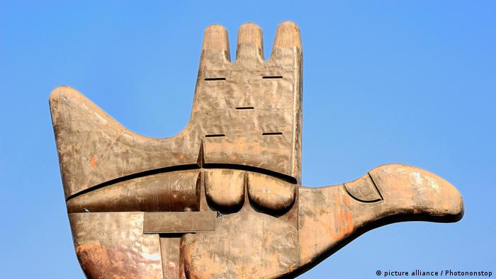 Skulptur in Indien hat die Form einer Hand und einer Friedenstaube.