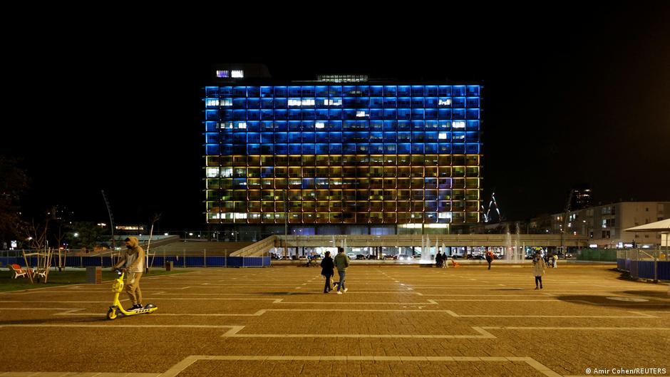 Tel Aviv city hall glows in the colours of Ukraine (photo: Amir Cohen/REUTERS)