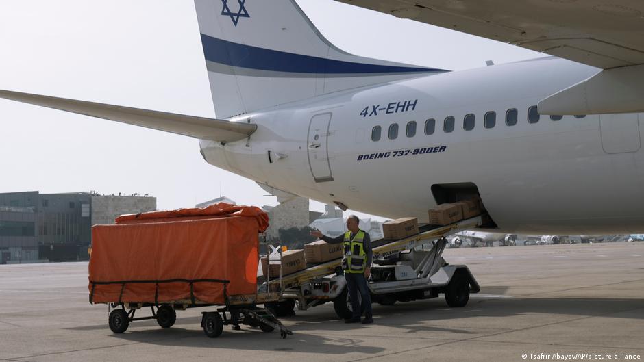 Auf dem Flughafen Ben Gurion in Tel Aviv werden humanitäre Hilfsgüter für die Ukraine verladen; Foto: Tsafir Abayow/AP/picture-alliance