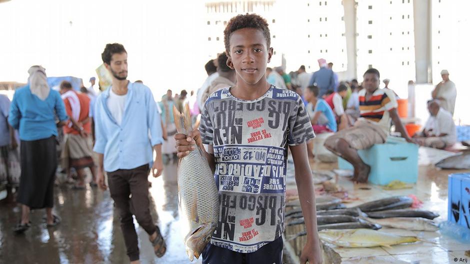 قبل الحرب، أنتجت المهرة وحضرموت حوالي ثلثي إجمالي الناتج المحلي لليمن من الأسماك. Fischerei an der Küste von Al-Mahra FOTO ARIJ