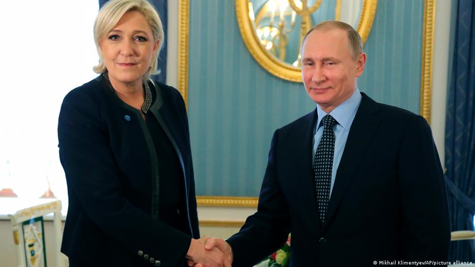 السياسية الشعبوية اليمينية الفرنسية مارين لوبان وفلاديمير بوتين. Die französische Rechtspopulistin Marine Le Pen und Wladimir Putin; Foto: Mikhail Klementiev/AP/picture-alliance