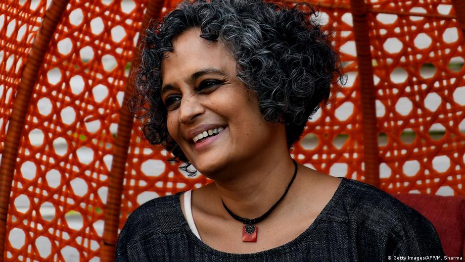 الكاتبة الهندية أرونداتي روي - روائية وكاتبة مقالات غزيرة الإنتاج حائزة على جائزة البوكر.