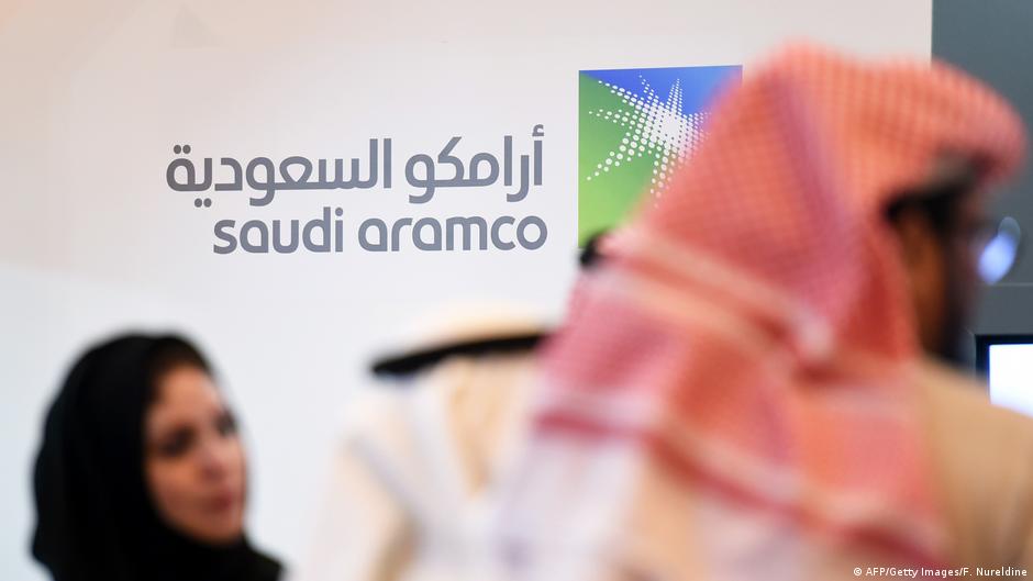 شركة سعودية للنفط والغاز والبتروكيماويات والتنقيب والإنتاج والتكرير والتوزيع والشحن والتسويق عنها. Saudi Arabien Symbolbild Aramco FOTO AFP