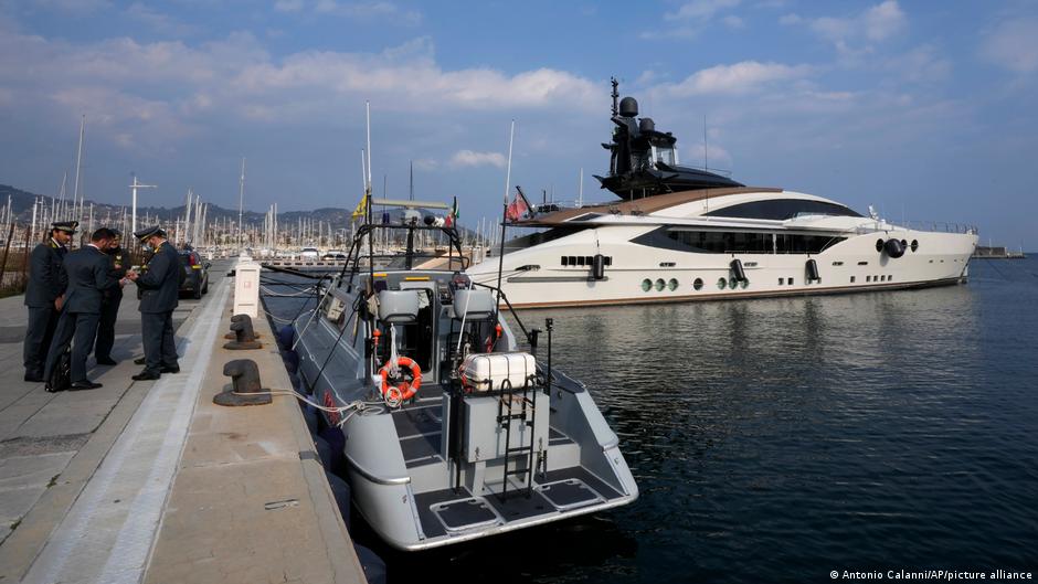 يخت فاخر في إيطاليا. Superyacht impounded in Imperia, Italy (photo: AP/picture-alliance)