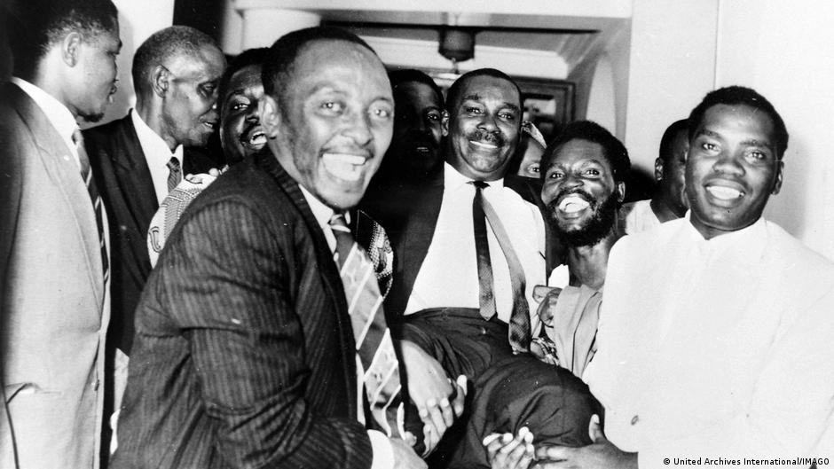 Julius Nyere (centre) becomes the first president after Tanzania's independence in 1961 (photo: United Archives International)