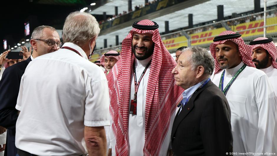 Dschidda 2022: Mohammed bin Salman mit FIA-Präsident Jean Todt (3.v.r.) beim Gang durch die Startaufstellung. (Foto: SONG Irwen/ATP/picture alliance)