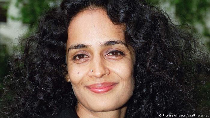 الكاتبة الهندية أرونداتي روي - روائية وكاتبة مقالات غزيرة الإنتاج حائزة على جائزة البوكر. Arundhati Roy  Der Gott der kleinen Dinge 1997 BOOKER PRIZE BÜCHER, DIE DIE LITERATUR VERÄNDERTEN Foto Picture Alliance