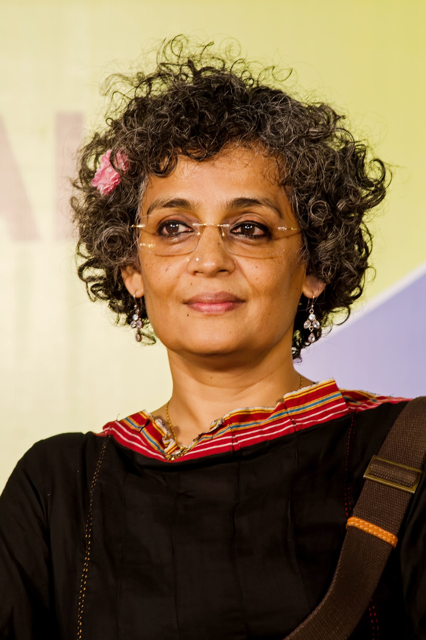 الكاتبة الهندية أرونداتي روي - روائية وكاتبة مقالات غزيرة الإنتاج حائزة على جائزة البوكر. Arundhati Roy 2013 Foto Wikipedia CC BY-SA 3.0